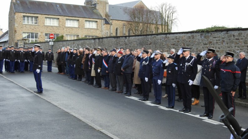 Autorités civiles et militaires au salut.