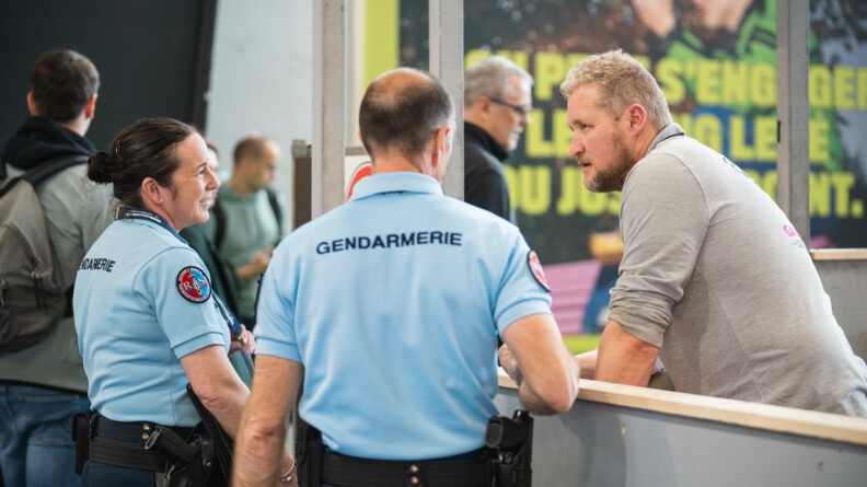 Deux gendarmes sont entrain de parler avec un agriculteur.