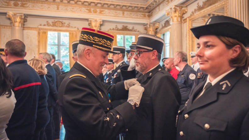 Agrandir l'image Cérémonie de remise de la médaille de la sécurité intérieure agrafe 80 ADBN