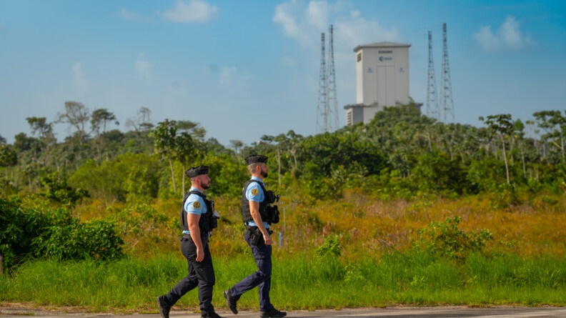 Agrandir l'image Gendarmes du dispositif Orchidée patrouillant devant le CSG.