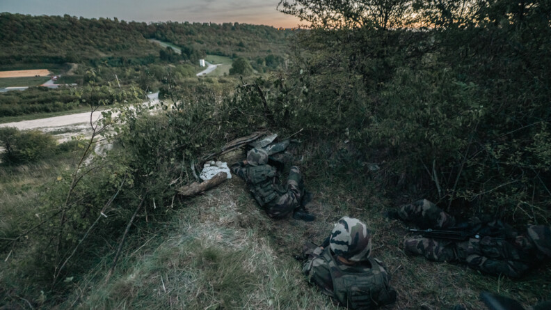 Militaires post&eacute;s dans un trou de combat effectuant une mission de surveillance.