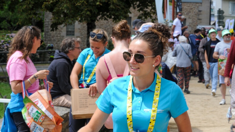 Agrandir l'image Une gendarme avec lunettes de soleil distribue des goodies gendarmerie
