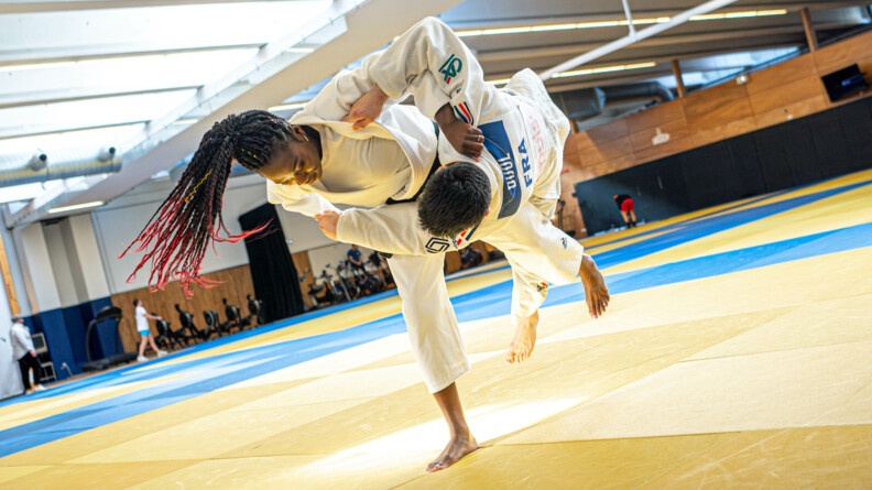 La judokate Clarisse Agbégnénou à l'entraînement contre un jeune judoka français.