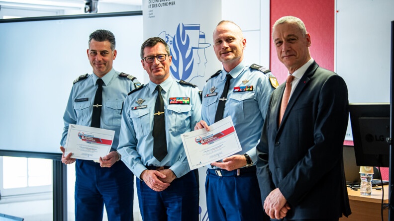 Les Généraux Bitouzet et Daoust remettent les prix de la gednarmerie aux Colonels Peinaud et Alary