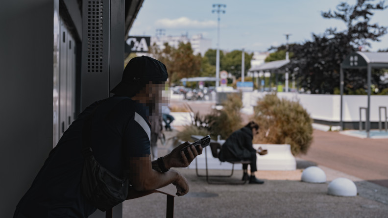 Agrandir l'image Équipier du GOS en surveillance.