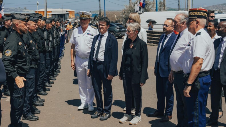 Les ministres qui &eacute;changent avec des gendarmes mobiles.