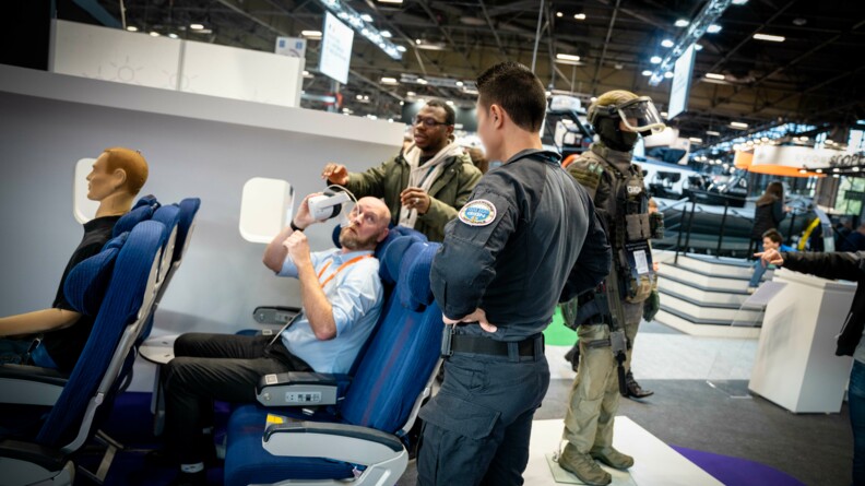 Sur le stand de la gendarmerie &agrave; Milipol, le GIGn propose une exp&eacute;rience de r&eacute;alit&eacute; virtuelle dans un avion