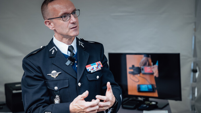 Le colonel Thiburce de la DOE de la gendarmerie nationale pr&eacute;sente N&eacute;oDK.