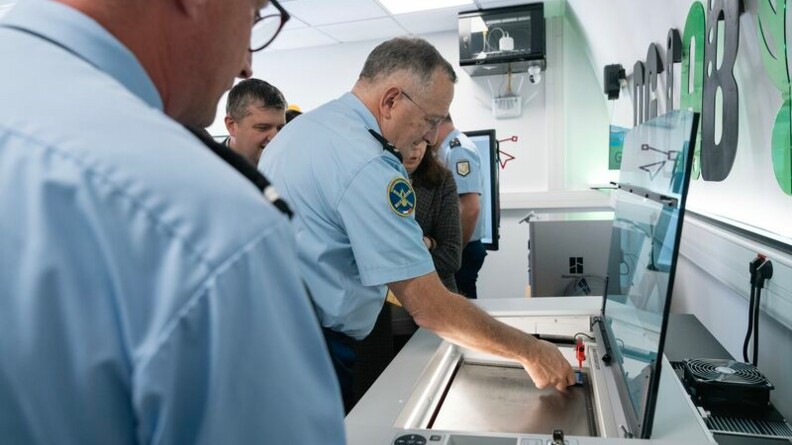 Le général d'armée Christian Rodriguez, Directeur général de la gendarmerie nationale, teste les outils numériques du DG LAB.