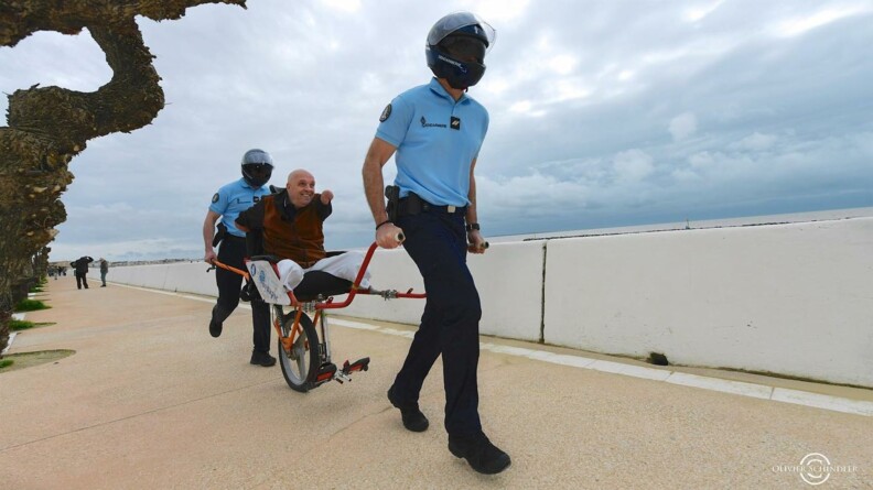 Les Daft Gend courent en portant  le para athlète Philippe Croizon sur un monocycle adapté.