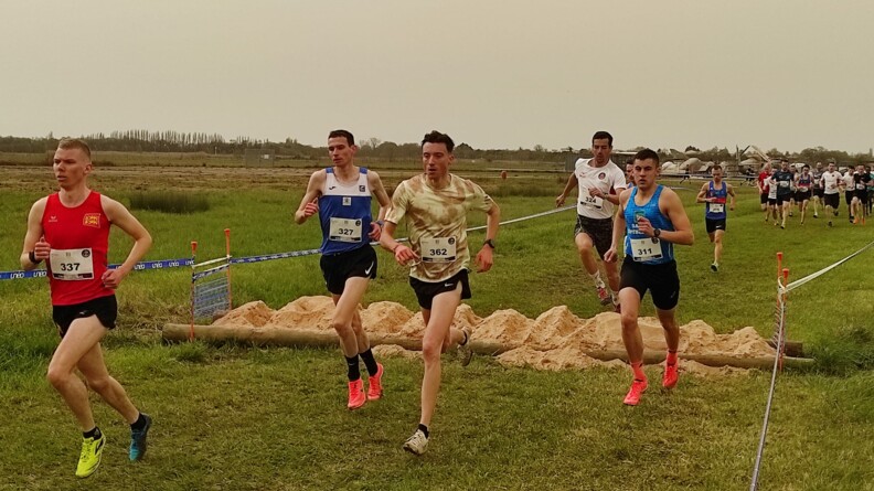 Agrandir l'image Passage d'obstacle par les coureurs sous un ciel coloré en orangé par le sirocco.