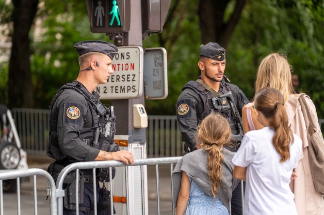Agrandir l'image photo de deux gendarmes mobiles dans les rues de Paris, disacitant avec des passants
