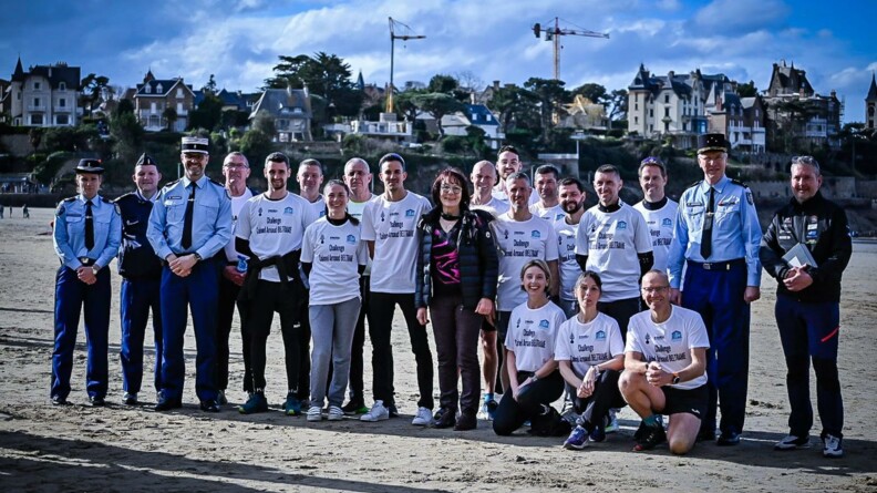 Photo de groupe des gendarmes ayant participé au Challenge Colonel Arnaud Beltrame, en présence des autorités et de Nicolle Nicolic-Beltrame, mère d'Arnaud Beltrame.