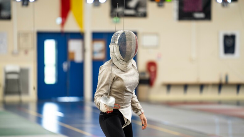 La sabreuse Manon Apithy-Brunet à l'entraînement à Orléans, avec son masque et son sabre dans la main droite.