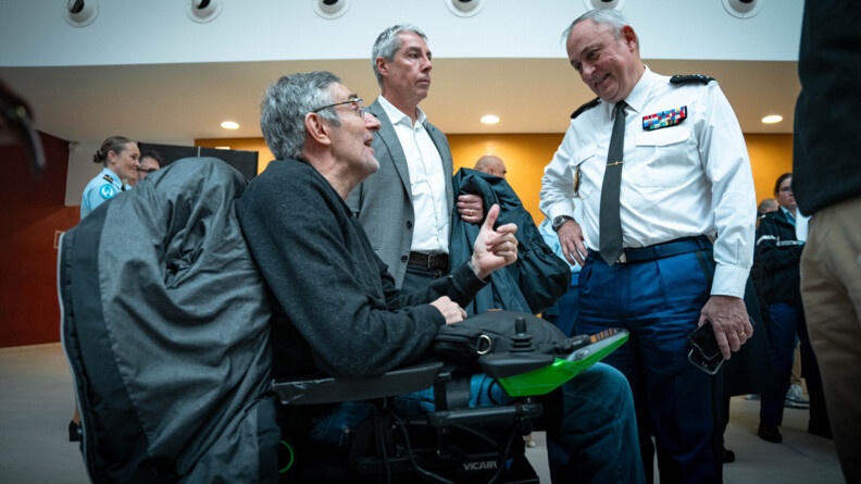 Le directeur g&eacute;n&eacute;ral de la gendarmerie &eacute;change avec un gendarme en fauteuil roulant