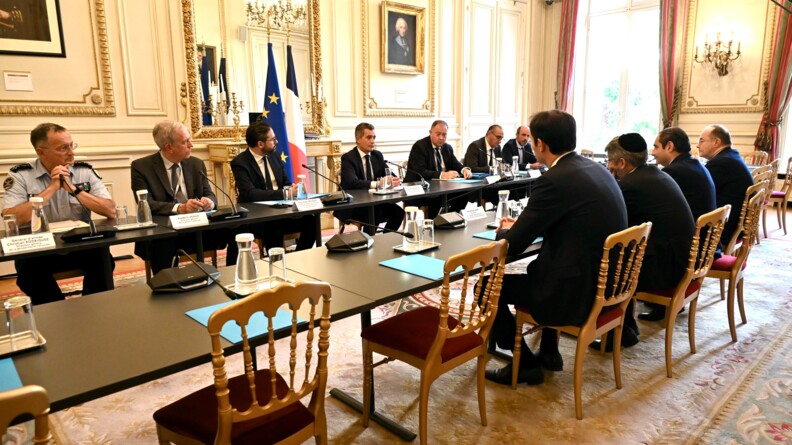 Des hommes politiques et représentants des institutions juives réunis autour d'une grande table
