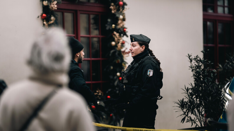 Une gendarme mobile s&eacute;curise la zone autour de Notre-Dame. Il fait jour.