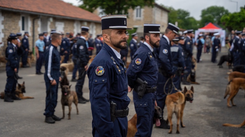 phtoo de gendarmes avec leur chien