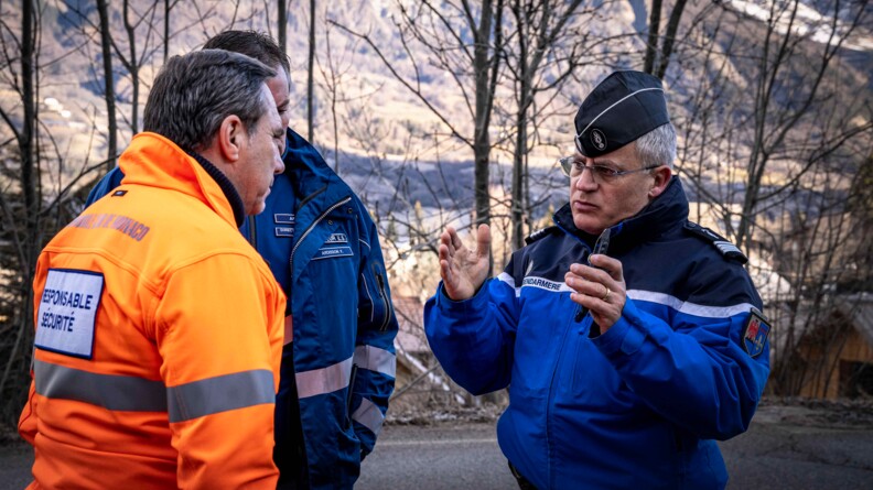 Le chef d&rsquo;escadron Julien Roques, qui commande la Compagnie de gendarmerie d&eacute;partementale de Gap, &eacute;change avec un responsable de la s&eacute;curit&eacute;.