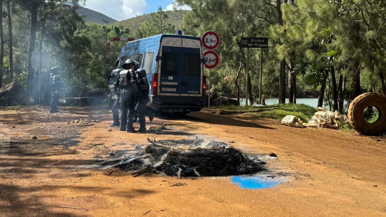 Agrandir l'image Engagement de gendarmes mobiles avec un Iris bus près de la rivières des pirogues, en Nouvelle-Calédonie.