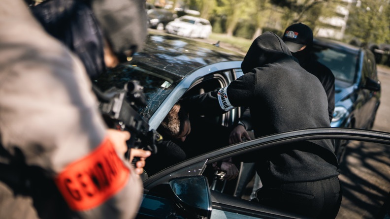 Agrandir l'image Interpellation d'un individu par le GOS.