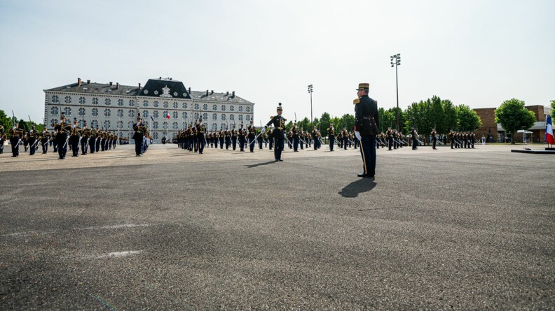 Agrandir l'image Les deux promotions réunies sur la place d'armes de l'EOGN.