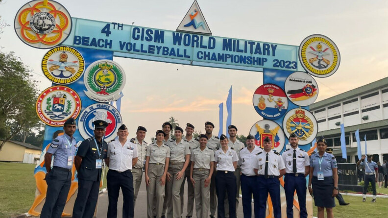 L'&eacute;quipe de France militaire de beach-volley pose au grand complet, chacun dans son uniforme, &agrave; l'entr&eacute;e du lieu de la coupe du Monde militaire, au Sri Lanka.