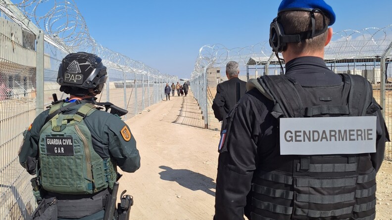 Agrandir l'image Un gendarme français et un garde civil espagnol de dos au poste frontière de Rafah.