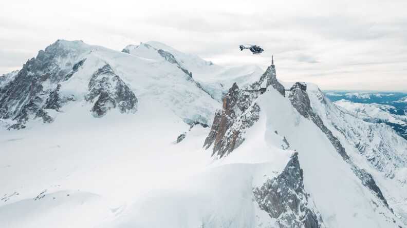 Agrandir l'image Un hélicoptère de la gendarmerie face au Mont-Blanc