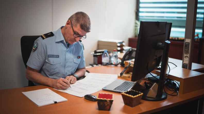 Dans leurs locaux de la Sous-direction de l&rsquo;accompagnement du personnel (SDAP), au sein de la Direction g&eacute;n&eacute;rale de la Gendarmerie nationale (DGGN), les dix-sept membres du bureau de la chancellerie -&nbsp;officiers, sous-officiers, militaires du Corps de soutien technique et administratif de la gendarmerie nationale (CSTAGN) et personnels civils&nbsp;-, instruisent le niveau DGGN des demandes de r&eacute;compenses, de d&eacute;corations et de sanctions disciplinaires.