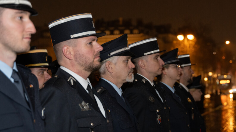 Des gendarmes fran&ccedil;ais et policiers allemands en rang dans la ville de nuit &eacute;clair&eacute;e