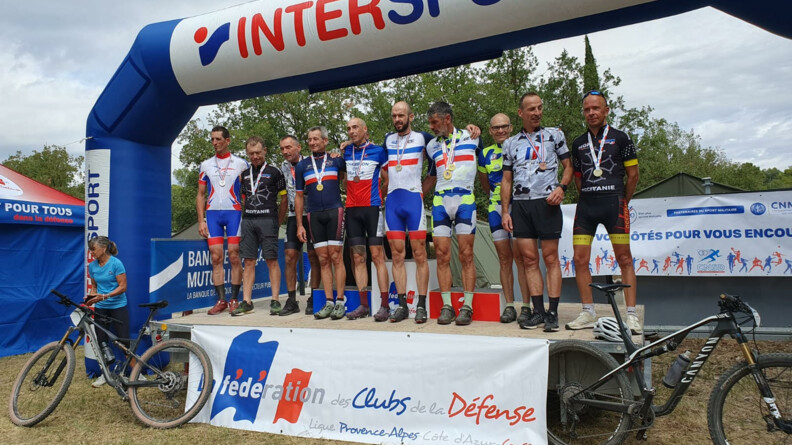 Agrandir l'image Militaires médaillés se tenant sur le podium à l'occasion du CFM VTT.