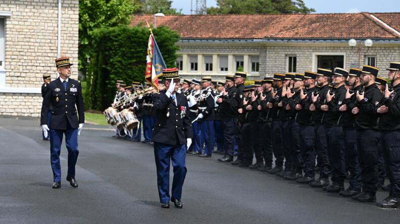 Deux officiers généraux de la gendarmerie saluent les troupes de gendarmerie mobile au présentez armes