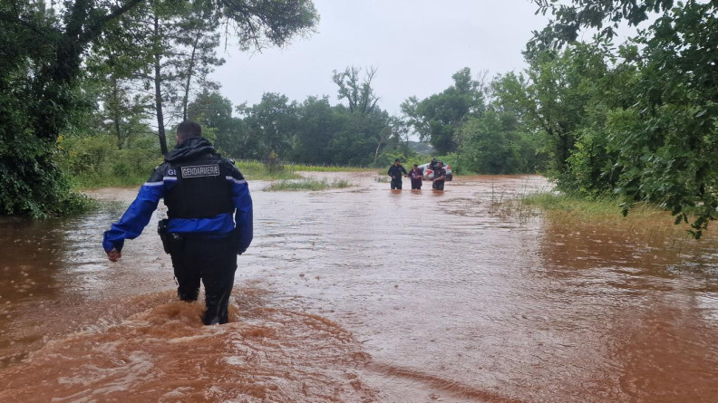 Gendarme progressant avec de l'eau jusqu'aux genoux.