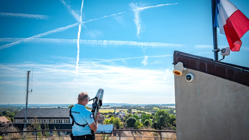 Dispositif de lutte anti drone avec un gendarme de dos équipé d'un canon brouilleur.