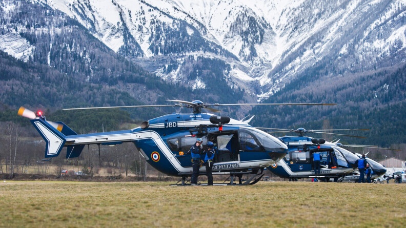 Les h&eacute;licopt&egrave;res de la gendarmerie devant les montagnes