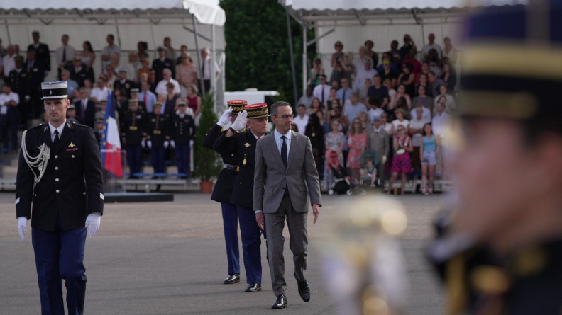 Le ministre de l'Intérieur et les autorités militaires lors de la revue des troupes.