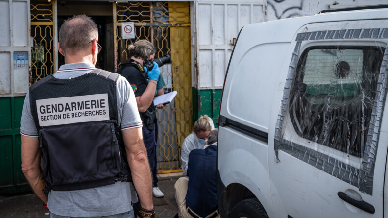 Gendarme de la SR intervenant sur une scène de crime.