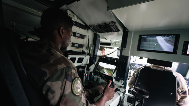 Agrandir l'image Intérieur du Centaure avec un obervateur-tireur qui surveille la zone sur son écran.