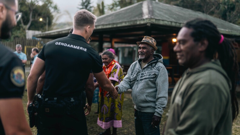 Les gendarmes multiplient les actions de contact et organisons des coutumes (façon de se présenter dans la culture kanak)