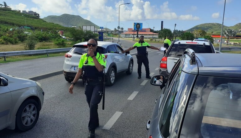 Saint-Martin : contrôle à la frontière de Bellevue (Marigot), en coordination avec la KPSM (police de Sint Maarten), en présence de la préfète déléguée, afin de contrôler les entrées sur chaque territoire et expliquer aux ressortissants de Saint-Martin qu'ils doivent limiter leurs déplacements en partie hollandaise.