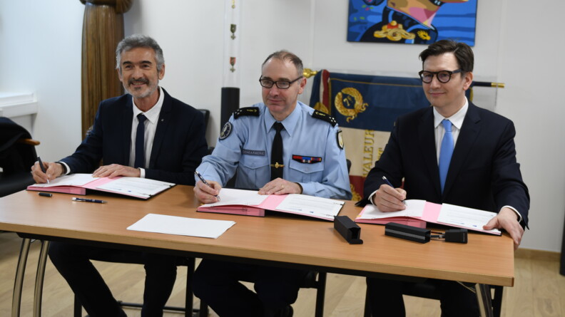 De gauche à droite : Marc Sauvat, président d’ACEF Rives de Paris, le général de corps d’armée Bruno Arviset, Directeur des personnels militaires de la gendarmerie nationale (DPMGN), et Boris Joseph, directeur général de Banque Populaire Rives de Paris, lors de la signature d’une convention de partenariat entre la gendarmerie, la Banque Populaire Rives de Paris et l’ACEF Rives de Paris, à la Direction générale de la gendarmerie nationale, le 28 mars 2023.