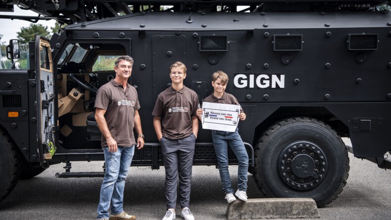 Christophe Papillon, Mathias et Maël posent devant l'imposant Sherpa.