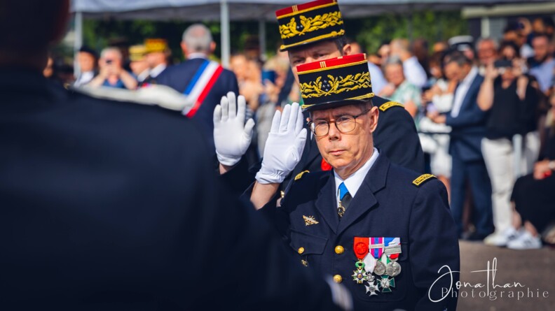 Agrandir l'image Le major général de la gendarmerie saluant, derrière lui un autre général de gendarmerie salue également