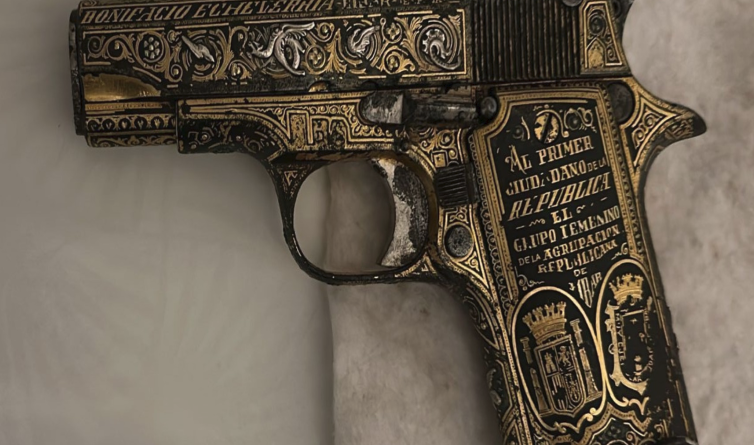 Photo d'une arme ancienne (revolver)