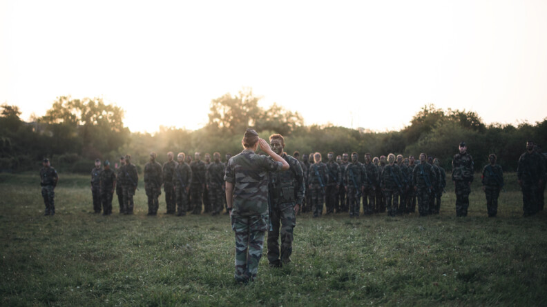 &Eacute;l&egrave;ve-officier pr&eacute;sentant la troupe &agrave; l'instructeur &agrave; l'occasion des couleurs.