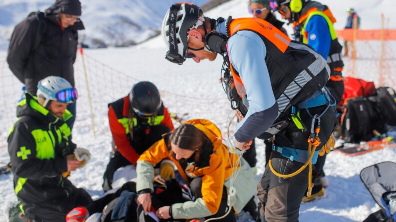 Gendarmes et secouristes portant assistance à la victime.