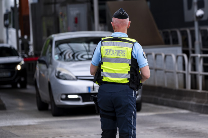 Gendarme s'apprêtant à procéder à un contrôle d'un véhicule.