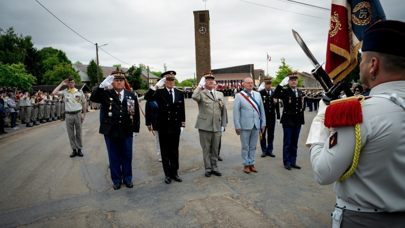 Agrandir l'image Autorités saluant le drapeau.