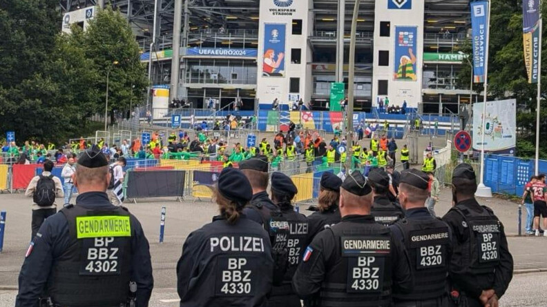 Une dizaine de policiers allemands et de gendarmes français de l'UOFA en sécurisation aux abords d'un stade